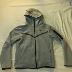 nike tech fleece  - skick 9/10 de ända som är slitet är kragen, skriv för bild, strl S