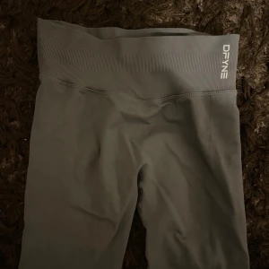 Grå leggings från DFYNE - Snygga grå leggings från DFYNE med hög midja och ribbad linning. Perfekta för träning. Aldrig använda säljer pga de är för små