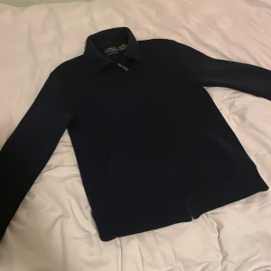 Stickad full zip ifrån Ralph Lauren  - Hej, jag säljer denna sjukt sköna stickade merino ull tröjan ifrån polo Ralph Lauren. Den är köpt för 3400 på Ralph laurens butik, mitt pris är endast 1199. Den är i otroligt bra skick och knappt använd. Skriv privat vid frågor eller funderingar😊