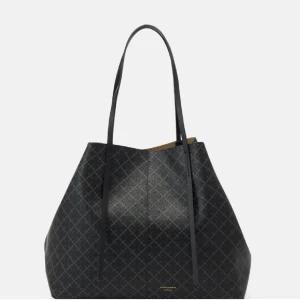 Marlene birger väska, Svart shoppingväska med mönster - Snygg svart shoppingväska med diskret rutigt mönster. Väskan har långa handtag och är rymlig nog för att bära med sig allt man baköver.  Väskan är endast använd vid ett tillfälle och är därmed i nyskick. Nypris ligger på 3400 är ÖPPEN för prisförslag men tänker mig runt 2500!