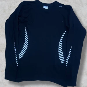 Svart Helly Hansen Underställströja - Svart Helly Hansen Underställströja. Storlek M. Nyskick, använd endast ett fåtal gånger. Postar alltid inom 24h och priset kan diskuteras vid en snabb affär!