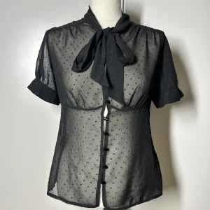 Blus med knytning  - Superfin meshblus. Storlek s, kan även passa m. Köp sker via köp nu, jag postar inom 24h. Kvar tills markerad såld 