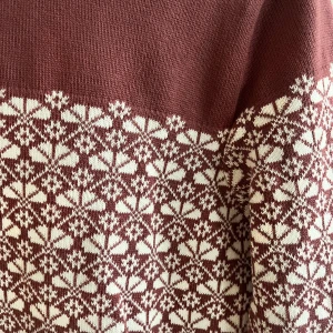 Gammelrosa mönstrad tröja från Holebrook - Säljer en snygg gammelrosa tröja från Holebrook med ett vitt mönster. Tröjan är tillverkad i 100%  bomull, superskön och har långa ärmar. Köpt för 1299kr och knappt använd. Pris kan diskuteras.