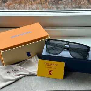 Louis Vuitton Waimea solglasögon  - Säljer nu mina Louis Vuitton Waimea solglasögon i superbra skick! De är knappt använda, inga repor eller skador i princip som nya.  Modell: LV Waimea Skick: Nästan oanvända Originalförpackning: fodral, kartong och dustbag.  Hör jättegärna av er vid frågor eller funderingar.