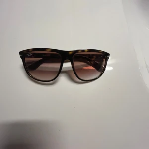 Rayban boyfriend - Säljer dessa snygga RayBan glasögon (fodral följer med) utmärkt skick. Öppen för frågor 