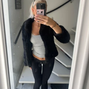 Svart pälsjacka från New Look - Säljer en elegant svart pälsjacka från New Look. Jackan har en klassisk design med långa ärmar och en mjuk, lyxig känsla. Perfekt för att hålla sig varm och stilren under kallare dagar.