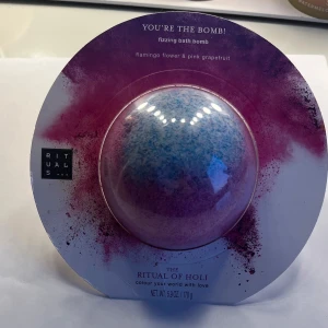The Ritual of Holi badbomb - Färgglad badbomb från Rituals 'The Ritual of Holi' som ger en härlig doft och färg till ditt bad. Perfekt för en avkopplande stund med en touch av lyx. Innehåller 170g av ren njutning.