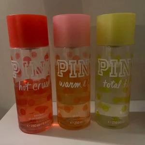 Tre body mists från Victoria's Secret PINK - Säljer tre olika body mists från Victoria's Secret PINK. 'Hot Crush' , 'Warm & Cozy' och 'Total Flirt'  Perfekt för att fräscha upp din dag med en härlig doft. Paketpris
