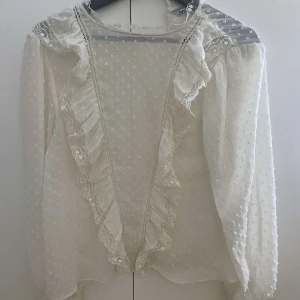 Fin blus från zara - Den är i jättebra skick och har bara använts ett par gånger men är lite liten i storleken