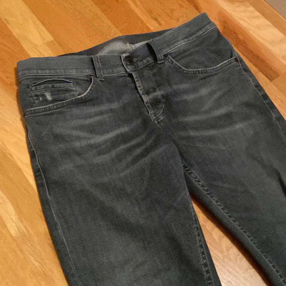 Tjena säljer dem trendigaste jeansen ute på marknaden! Jag är 181 och väger 67kg o dem passar riktigt bra! . Farkut & Housut.