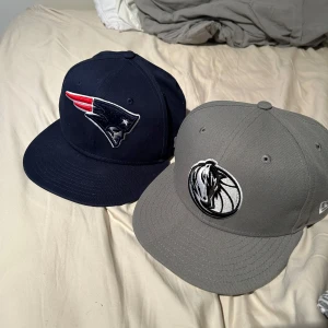 Två kepsar med sportloggor - New era kepsar storlek 7 1/8 300kr styck