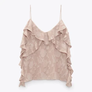 Rosa volang linne från Zara - Säljer mitt volang linne från Zara i storlek M. Den sitter lite pösigt på mig som bär xs-m. Men jätte fin ändå 💝 säljs inte längre , eftertraktad. Inga defekter förutom att storleks lappen är utklippt eftersom den kittlades 🥹mina bilder !! (Förutom första)