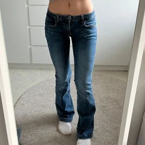 Blå jeans med bootcut - Snygga blå jeans med bootcut-stil och låg midja. Jag är 166 och de passar jättebra. Priset kan diskuteras 💞