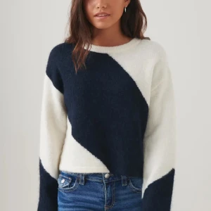 stickad tröja  - jättefint stickad tröja från gina💖 den är i storlek 158-164 men passar mig som vanligtvis har xs-s!