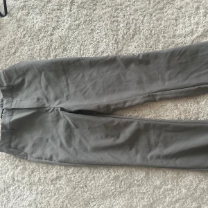 Grå kostymbyxor från BikBok - Grå kostymbyxor från BikBok, använda Max 5 gånger. Modell Vilma kostymbyxa.