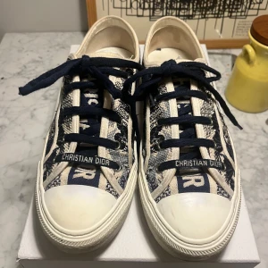 Sneakers från Christian Dior - Säljer mina snygga sneakers från Christian Dior med ett unikt mönster i blått och beige. Kommer mer äktighets bevis🥰🥰