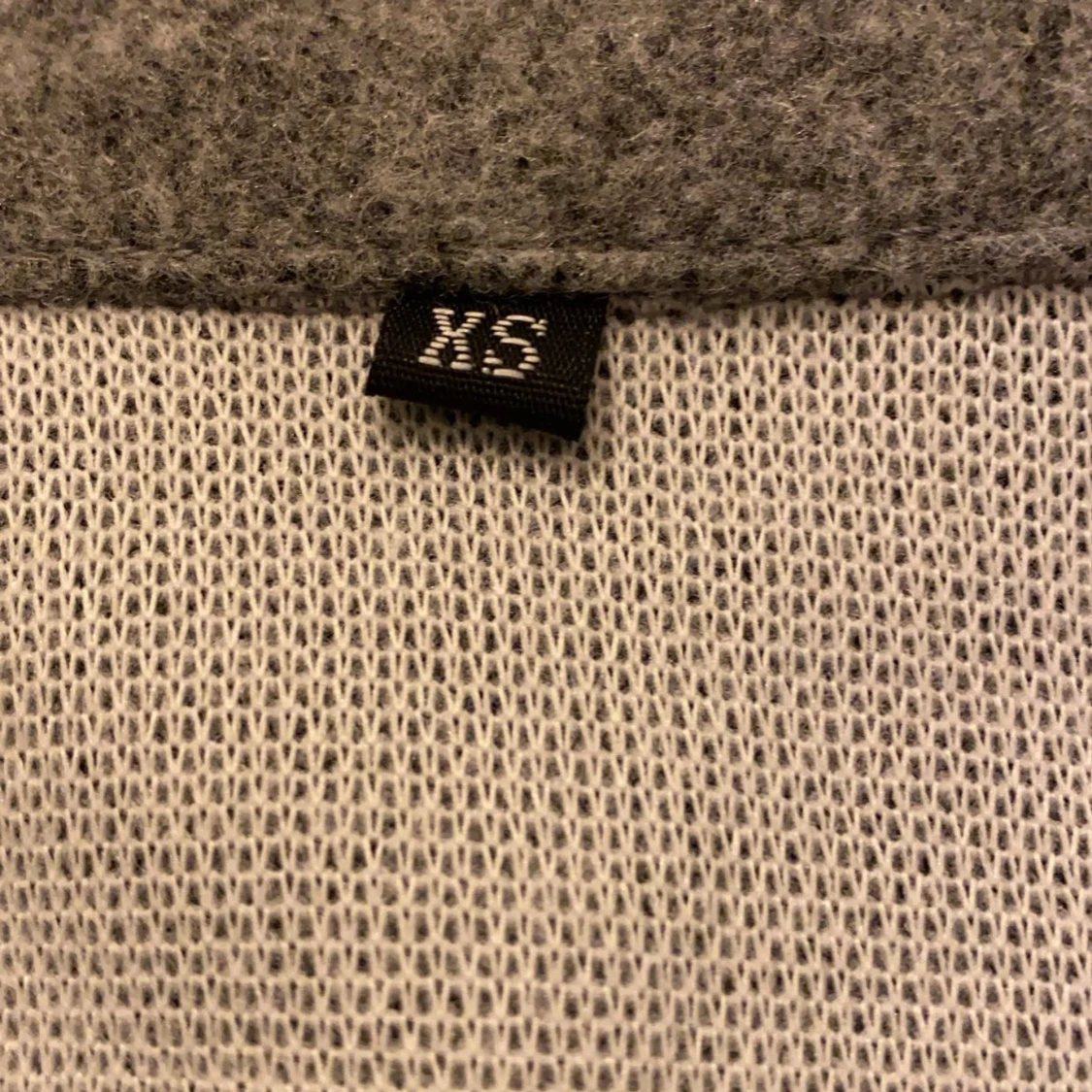 Grå ulljacka med knappar - 2