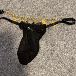 Trosor med text  - Stringtrosor med spets och texten ”baby” på baksidan. Oanvända då jag beställde fel 😚