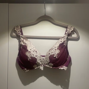 Intimissimi BH - Elegant lila  intimissimi bh med vackra spetsdetaljer i vit. Den har breda axelband och en feminin design som ger ett lyxigt intryck. Perfekt för att känna sig extra fin under kläderna. Sparsamt använd, som ny