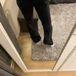 Svarta byxor - Snygga svarta byxor med en loose passform. Perfekta för en avslappnad stil. Byxorna har en rak design och är jätte fina passar alla!