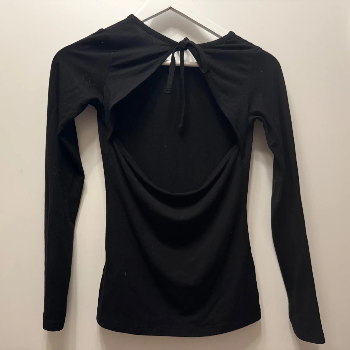 Svart långärmad topp med öppen rygg - 1