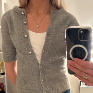 Grå kofta från Zara - Superfin kortärmad grå kofta från Zara💘Fint skick men används inte längre! Storlek S, lagom i storleken
