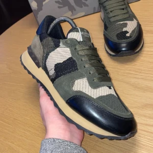 Valentino Rockrunner - Snygga Valentino Rockrunners. Skick 10/10. Man får med box. Storlek 42 passar 43.