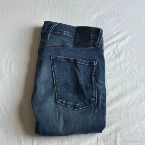 Blå jeans från Replay - Snygga blå replay anbass jeans. Storlek W32 L34. Slim fit. Extremt bra skick inga defekter. Skriv vid funderingar!