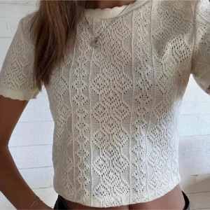 Vit stickad topp från Zara - Säljer en söt beige/vit stickad topp från Zara. första bilden är lånad så kontakta för egna bilder❤️ Storlek S men passar också XS❣️