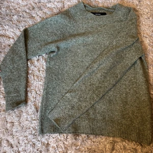 Grön stickad tröja från Vero Moda - Fin grön stickad tröja ifrån Vero Moda i storlek XS. Inte använd så jätte mycket och har inga knottror eller synliga täcken på användning. Den är normal i storleken. Säljer den då den ej används💕 