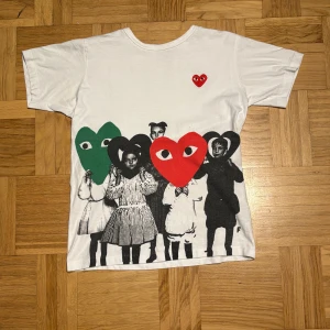 Comme des Garçons PLAY  - Säljer denna extremt unika och ovanliga T-shirten från cdg PLAY. Inga hål eller missfärgningar, men taggsen har nästan bleknat bort. Säljer pga lite använding ✨Pris går att diskutera vid snabb köp. Kom pv för fler bilder✨