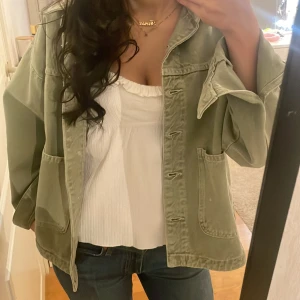 Grön jeansjacka - Säljer en supersnygg grön jeansjacka från Zara. Storleken är Xs. Jag är 170 cm. Inga defekter och knappt använd. Pris kan diskuteras. Skriv för fler frågor eller bilder! 💕