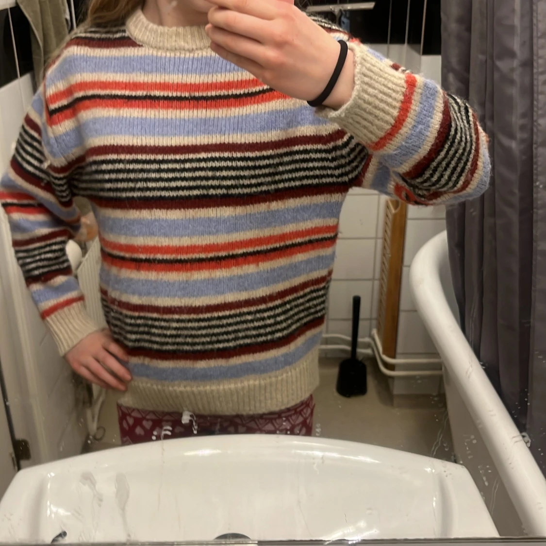 Randig stickad tröja i flera färger