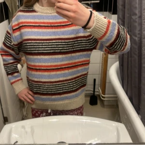 Randig stickad tröja i flera färger - Säljer en mysig stickad tröja, den är använd ungefär 3 gånger så knappt använd och bra skicka och super skön!💕💕