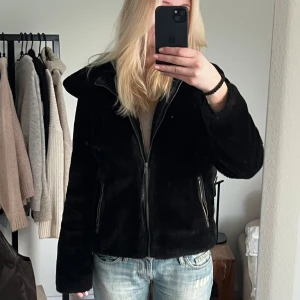 Svart teddy jacka med luva - Säljer denna super mjuka teddy/päls jacka i svart. Den passar både på vintern och kallare höst dagar. 
