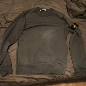 Stone Island hoddie  - En stone Island hoddi, skit skön hoddie till våren. Va inte rädda att ställa frågor😃