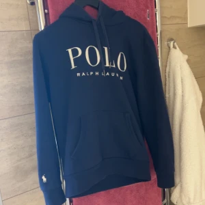 Mörkblå hoodie från Ralph Lauren - Säljer en snygg mörkblå hoodie från polo ny pris unegär 2lax bra sick storleken är xs men passar upp till s mellan 170-175