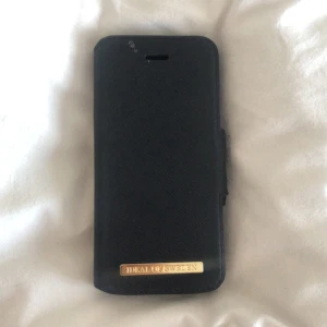 Mobilskal, iPhone 7 - Säljer ett svart mobilskal-/fodral för iPhone 7 från Ideal of Sweden🖤 Säljer då jag inte har iPhone 7 längre. Inget är trasigt.