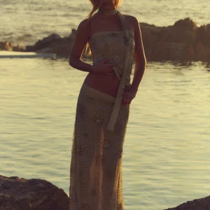 SÖKER SÄLJER EJ - Hej! Söker denna toppen från ZARA. Skriv gärna om du har och vill sälja ☺️