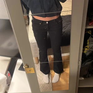 Svarta bootcut jeans - Snygga lågmidjade svarta bootcut jeans från Gina tricot. De har en klassisk femficksdesign och en bekväm passform.  Använd ca 5 ggr säljer för att dom inte kommer till användning