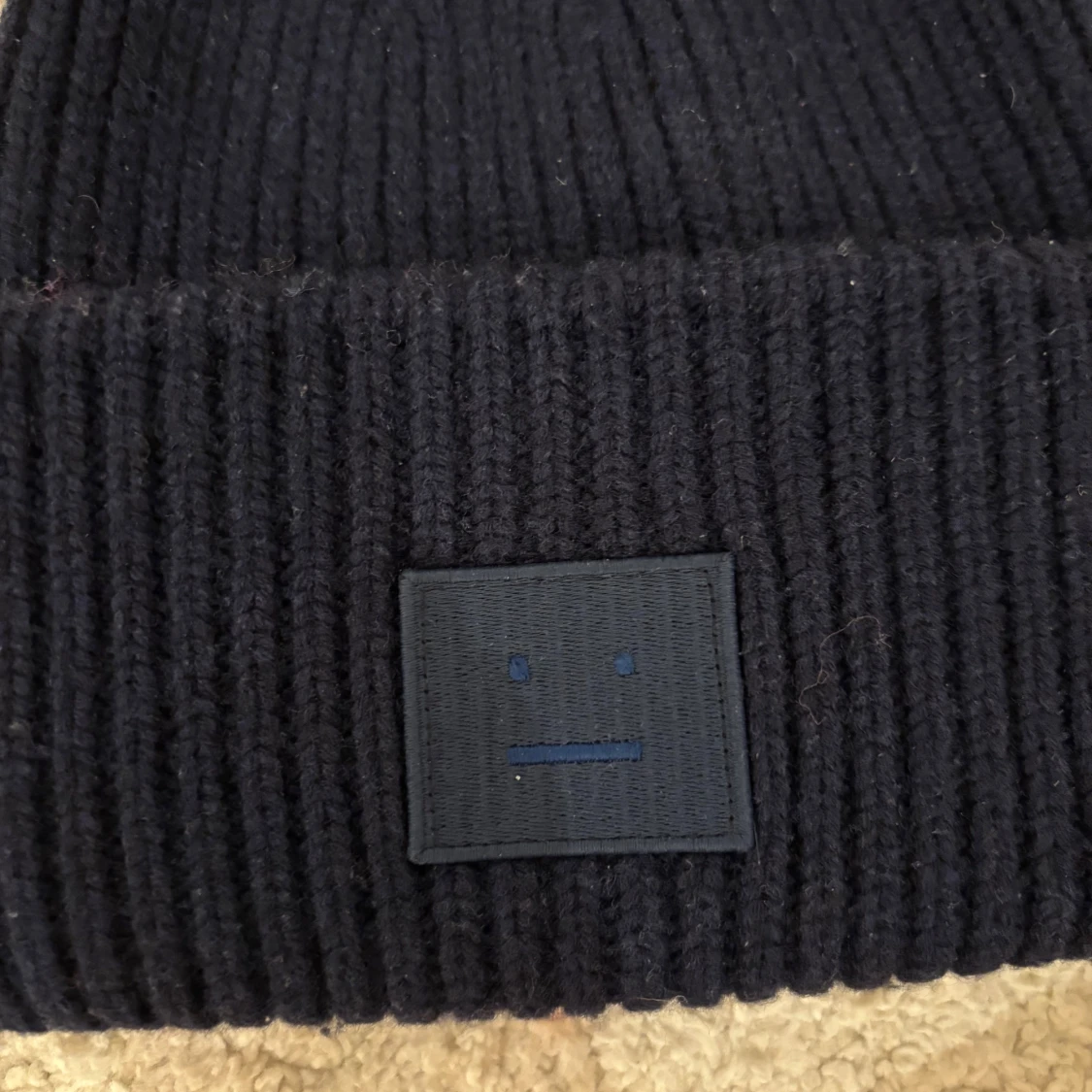 marinblå ribbad mössa från Acne Studios - 1