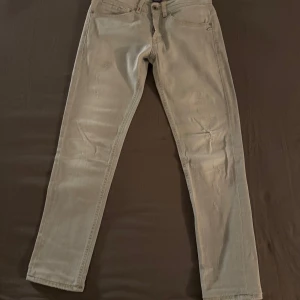 Vita dondup jeans storlek 30  - Vita dondup jeans storlek 30 har ett litet hål på vänster knä men inga defekter. Självklart äkta.