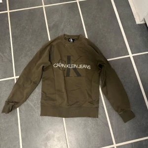 Calvin klein tröja - Snygg mörkgrön tröja från Calvin klein i ett mycket gott skick! Stl S (passar M)