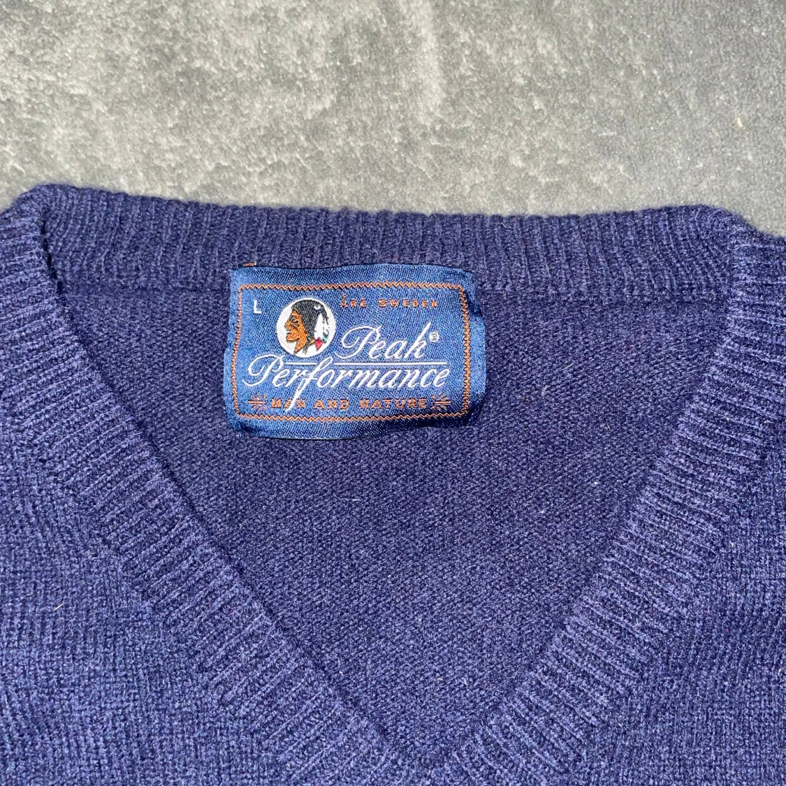 Mörkblå vintage tröja från Peak Performance - 2
