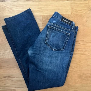 Acne Jeans - Jeans från Acne med några sköna slitningar men i bra skick. Riktigt skön passform! Det står att storleken är 31/32 men passar mer som 29/31. 