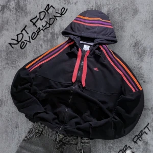Retro Adidas Hoodie Zip  - Snygg svart huvtröja från Adidas med dragkedja och färgglada ränder i nyanser av rosa längs ärmarna. Tröjan har en justerbar huva med rosa snören och en liten Adidas-logga på bröstet. Storlek M, passar S/M skulle jag säga💕