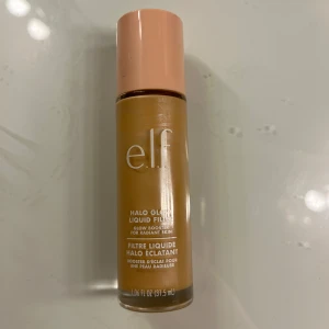 e.l.f. Halo Glow Liquid Filter - Säljer en e.l.f. Halo Glow Liquid Filter som ger en strålande och jämn hudton. Perfekt för att boosta din glow. Kommer i en smidig flaska med en rosa kork. I färgen 2/ fair light. Använd 2-3 ggr bara