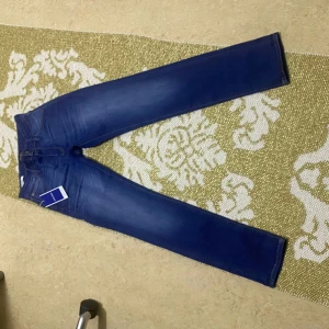 Blå jeans från Jack & Jones W27 L30 - Ett par snygga jeans från jack and Jones helt oanvända,beställde de från hemsidan men var försmå. Så jag tyckte lägga den mindre än vanliga priset 