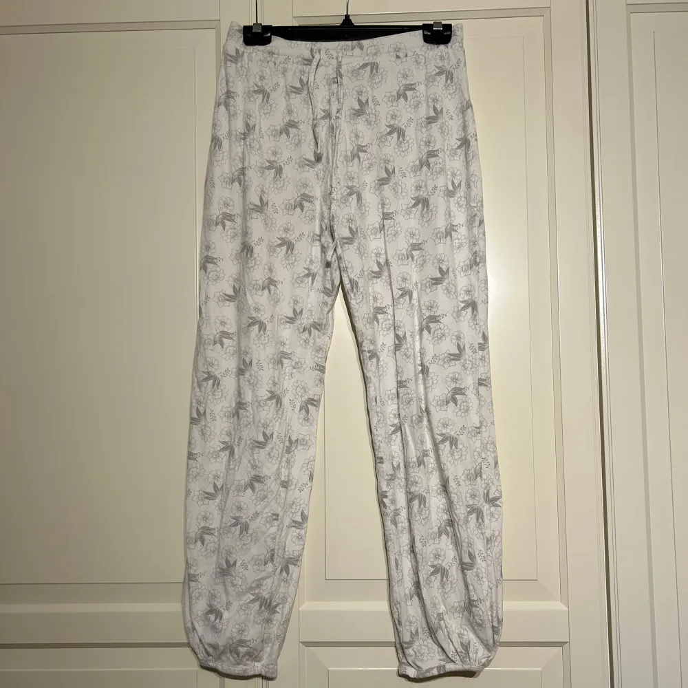 Säljer ett par supermysiga pyjamas byxor från Twilfit i storlek M. De är vita med ett fint blommigt mönster i grått och har en bekväm resår i midjan. 🌸. Jeans & Byxor.