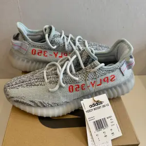 Yeezy Boost 350 V2 Blue Tint i storlek EUR 40 (US 7). Aldrig använda i perfekt skick. Låda tillkommer 